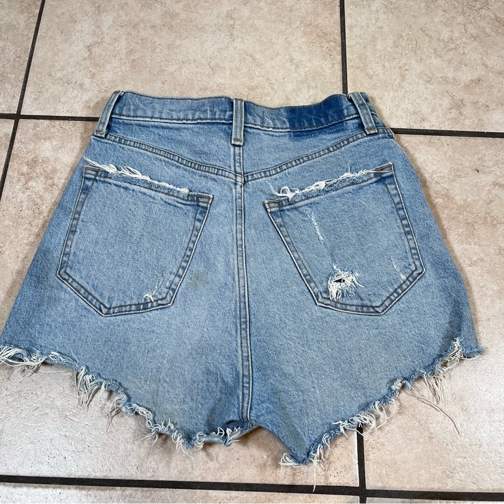 Abercrombie & Fitch Curve Love High Rise Mom Short‎ Size 26/2 Distressed - Picture 3 of 6